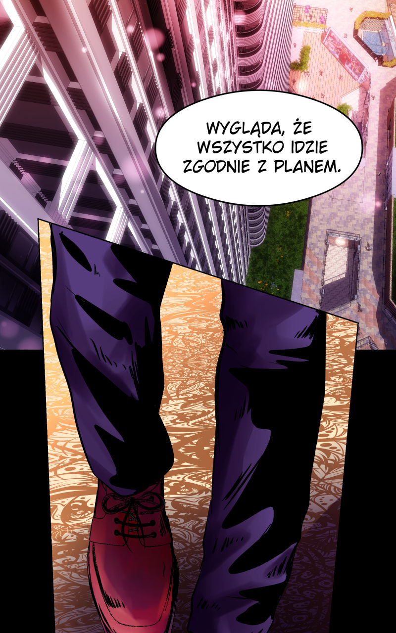 Kadr z webtoona "Election Echoes Love" przedstawiający dolną połowę sylwetki głównego bohatera, Kazuo. Postać idzie pewnym krokiem po luksusowej posadzce o gęstym, złotym ornamencie. Kazuo ma na sobie dopasowane fioletowe spodnie od garnituru oraz eleganckie, bordowe buty typu oxford. W tle widać dynamiczne ujęcie z góry na nowoczesny wieżowiec i plac miejski, skąpane w ciepłym świetle słonecznym. Na środku widnieje biały dymek dialogowy z tekstem: "WYGLĄDA, ŻE WSZYSTKO IDZIE ZGODNIE Z PLANEM."