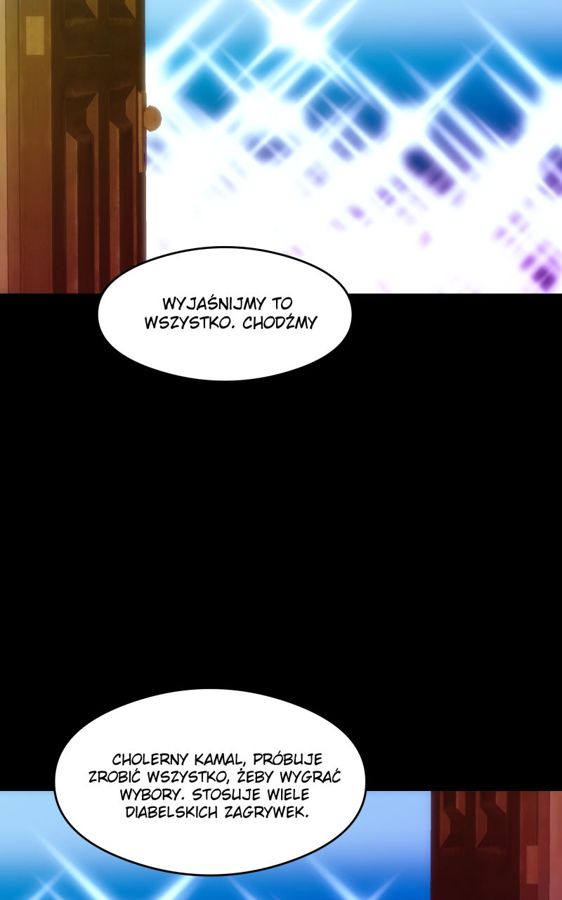 Kadr z webtoona "Election Echoes Love". Górny panel przedstawia otwarte na oścież drewniane drzwi, przez które wpada oślepiające, jasnoniebieskie światło z efektami flary. Na czarnym tle pomiędzy kadrami znajdują się dwa dymki dialogowe. Dolny kadr pokazuje fragment ramy drzwi na tle błękitnego blasku. Pełna treść dymków: „WYJAŚNIJMY TO WSZYSTKO. CHODŹMY” „CHOLERNY KAMAL, PRÓBUJE ZROBIĆ WSZYSTKO, ŻEBY WYGRAĆ WYBORY. STOSUJE WIELE DIABELSKICH ZAGRYWEK.”