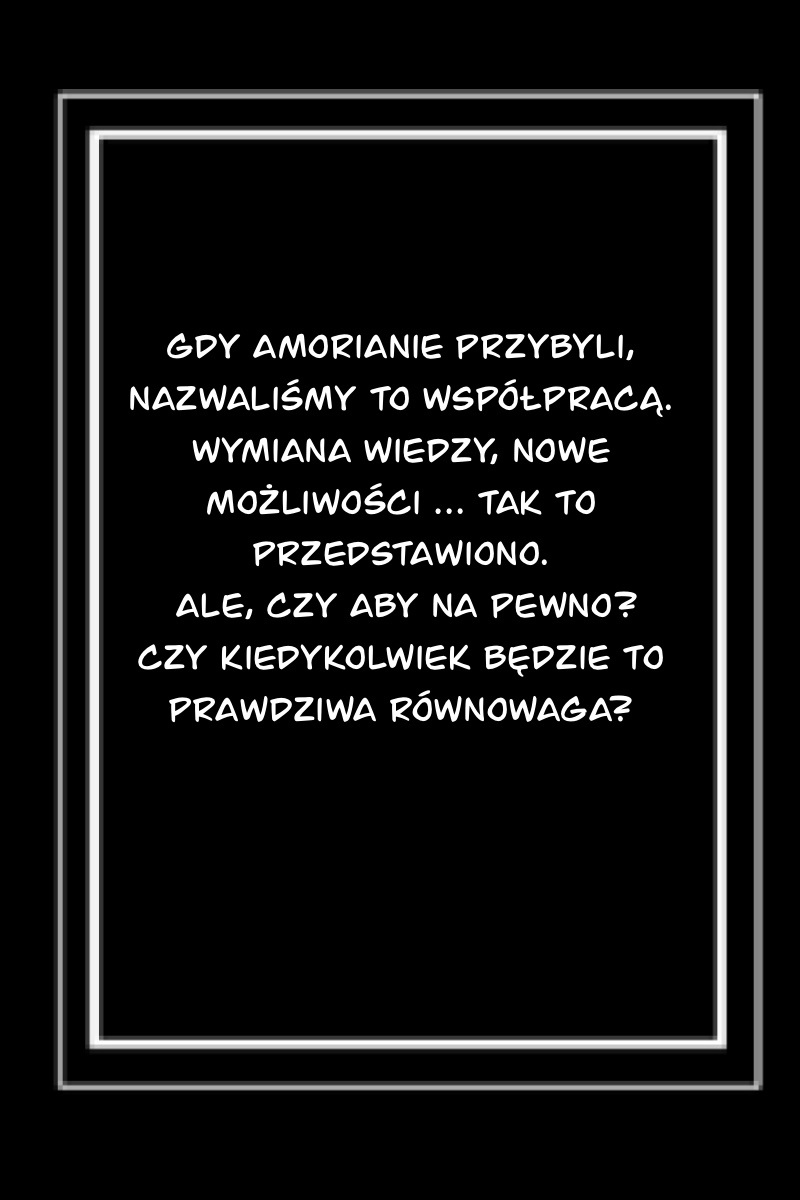Strona komiksu o minimalistycznej estetyce, przedstawiająca biały tekst na głębokim, czarnym tle. Całość ujęta jest w klasyczną, prostokątną ramkę z podwójnym, szarym obramowaniem, co nadaje planszy charakteru uroczystego ogłoszenia lub wewnętrznego monologu. Liternictwo jest wyraźne, stylizowane na pismo odręczne, typowe dla nowoczesnych webkomiksów. Pełna treść narracji: Gdy Amorianie przybyli, nazwaliśmy to współpracą. Wymiana wiedzy, nowe możliwości... tak to przedstawiono. Ale, czy aby na pewno? Czy kiedykolwiek będzie to prawdziwa równowaga?